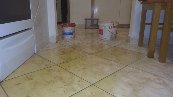 Prišli domov a svoj byt našli zaplavený splaškami.