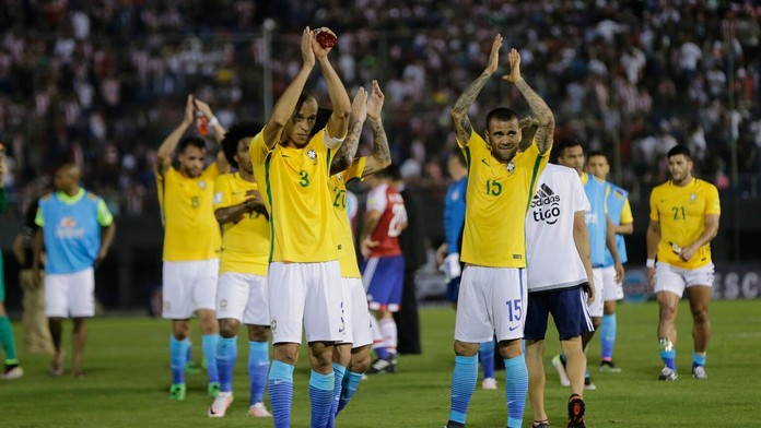 Dani Alves (vpravo) na archívnej snímke.