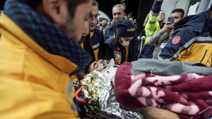 VIDEO: Ďalší zázrak v Turecku. Po 278 hodinách vyslobodili spod trosiek muža