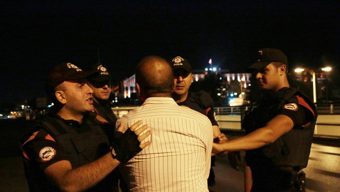 Polícia chráni vojenskú základňu v Ankare počas pokusu o prevrat.