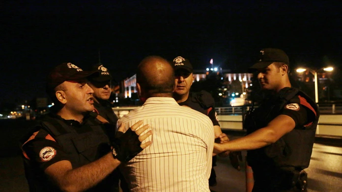 Polícia chráni vojenskú základňu v Ankare počas pokusu o prevrat.
