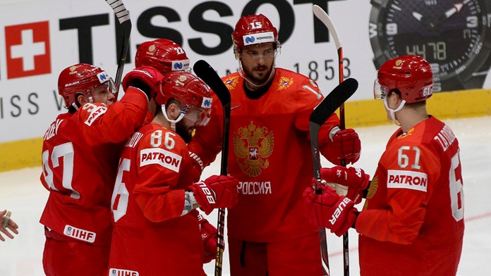 Libor Hudáček strieľa v dueli na MS 2019 na nemeckého gólmana Mathiasa Niederbergera, vľavo Yasin Ehliz.