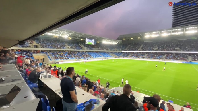 VIDEO: Slovan ženú za víťazstvom zaplnené tribúny Tehelného poľa. Pozrite si zábery krátko pred výkopom