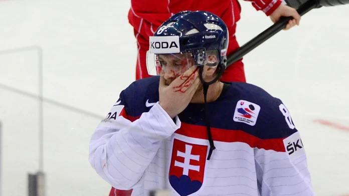 Marcel Haščák odchádza z ľadu po strelení pukom v zápase Slovensko - Taliansko 