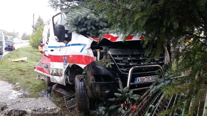 Nehoda sanitky v obci Nová Stráž.