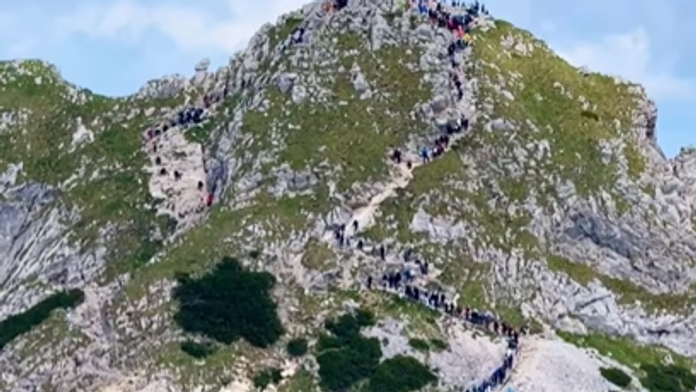 VIDEO: Na oddych v pokoji zabudnite. Kilometrový zástup turistov z Tatier obletel internet