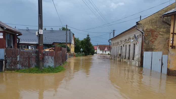 Popadané stromy museli počkať. Supercely na východe Slovenska narobili veľké škody