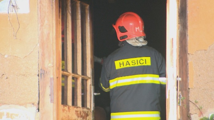 Muž zhorel v dome.