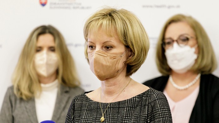 Na snímke zľava členky konzília odborníkov Alena Koščálová, Elena Prokopová a Zuzana Krištúfková.