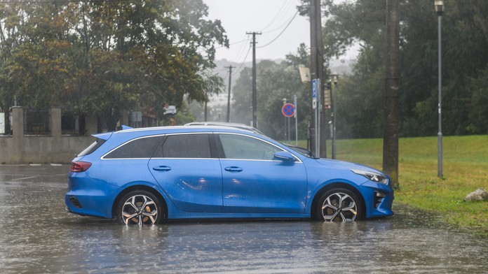Na snímke auto zaparkované v hlbokej mláke v Bratislave.