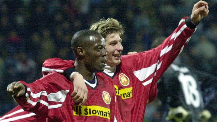 Futbal začal hrať ako 25-ročný, na Slovensku bol za atrakciu. Teraz trénuje a jeho syn hrá za Slovan (príbeh)