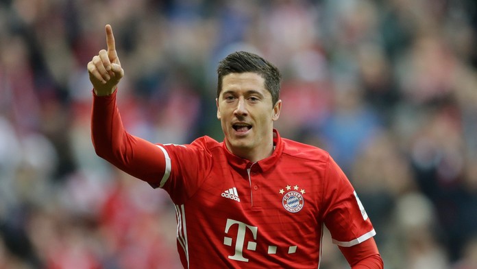 Robert Lewandowski oslavuje svoj gól do siete Wolfsburgu.