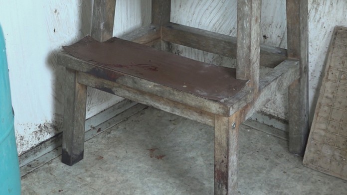 Stolička so stopami krvi.