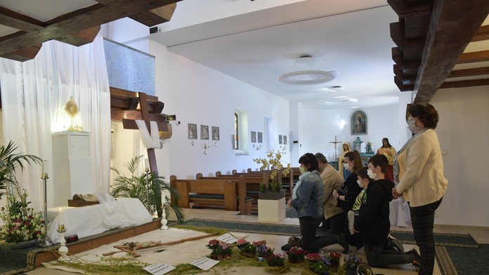 Katolíci si cez deň spomínajú na mŕtveho Krista, večer slávia veľkonočnú vigíliu