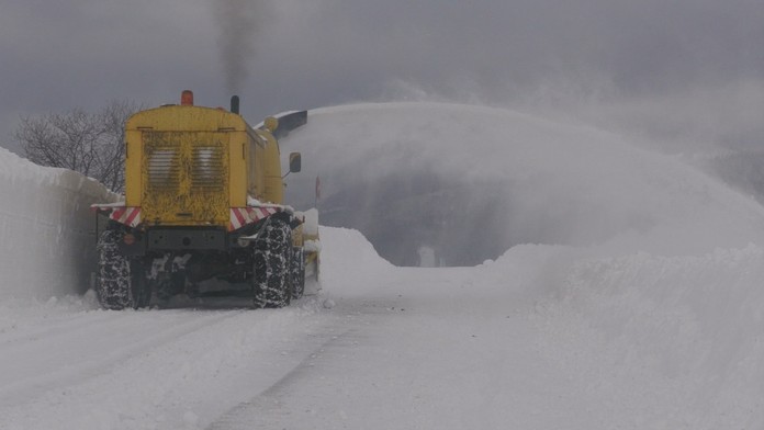 Sever Oravy sa vyhrabáva spod dvojmetrových závejov.