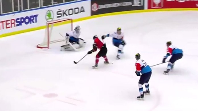 Hráč Ryan Lasch hrajúci za švédsky klub HC Frölunda. 