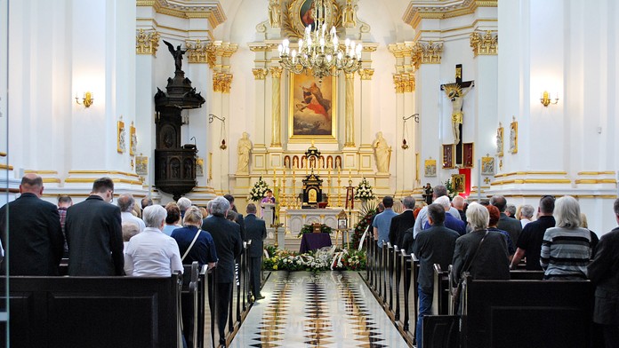 Kuriózny prípad z Poľska. Muž zomrel počas zádušnej omše, nikto nevie, o koho ide