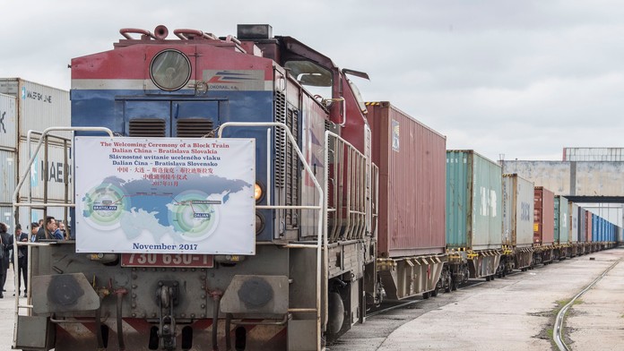 Zľava splnomocnenkyňa Vlády SR pre iniciatívu „One Belt One Road” Dana Meager, veľvyslanec Čínskej ľudovej republiky v SR Lin Li