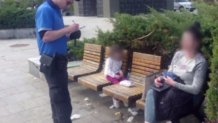 Opitá matka sedela pomočená medzi odpadkami.