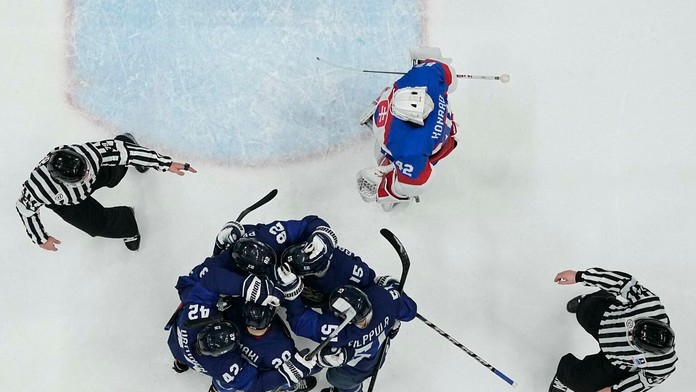 Fínski hráči oslavujú gól pri gólmanovi Slovenska Branislavovi Konrádovi v dueli ZOH 2022.