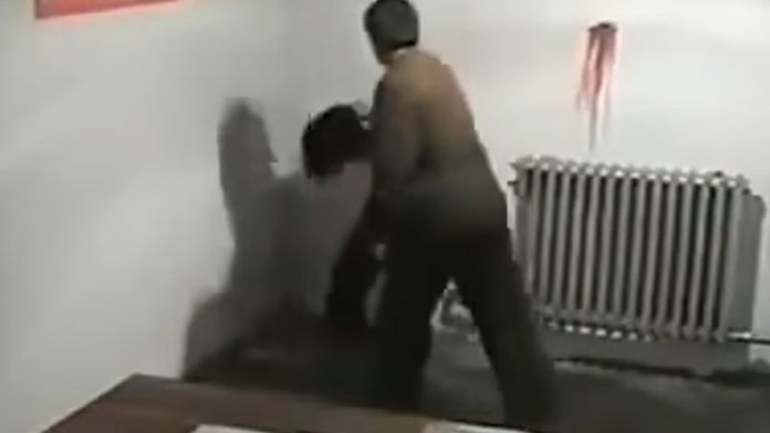 Ženu zmlátil do bezvedomia.