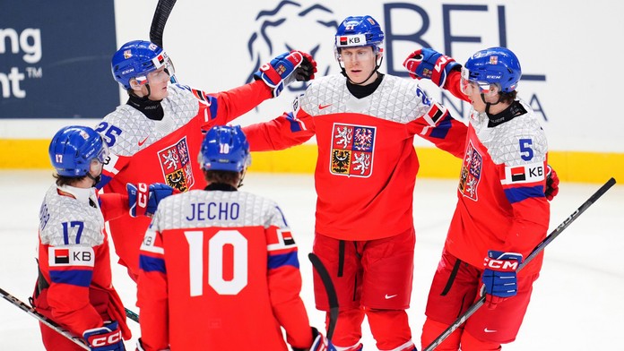 Českí juniori oslavujú gól