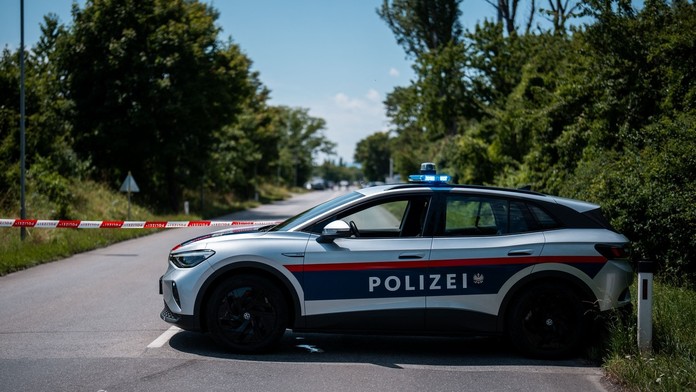 Vážna nehoda v Tirolsku: Slovák zrazil chodca, auto skončilo v betónovej bariére. Obidvaja utrpeli ťažké zranenia