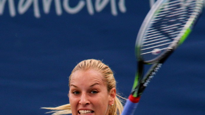 Dominika Cibulková odvracia loptičku Ruske Anastasii Pavľučenkovovej v 1. kole v americkom Cincinnati.