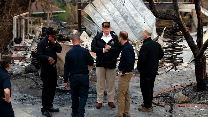 Prezident USA pricestoval do Kalifornie, aby sa oboznámil s dôsledkami požiarov.