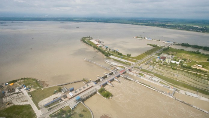 Letecký pohľad na vodné dielo Čunovo počas záplavy