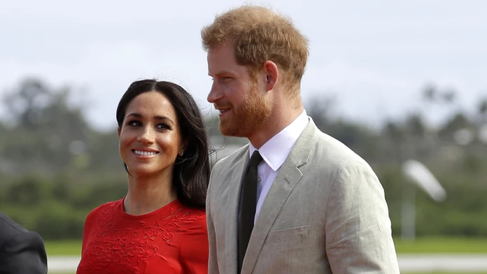 Britský kráľovský pár priletel na návštevu ostrova Tonga.
