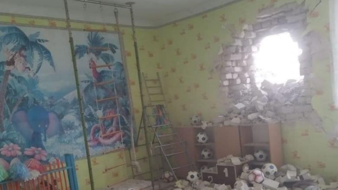 Johnson: Útok na materskú školu v Donbase bol provokáciou s cieľom vytvoriť zámienku pre ruskú agresiu