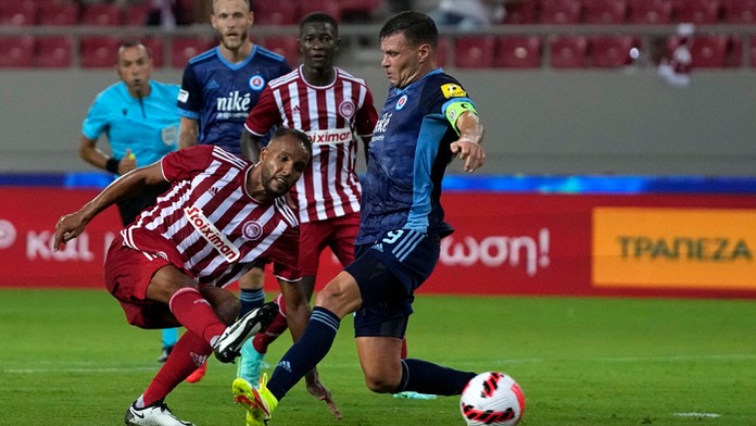 Hráč ŠK Slovan Vasil Božikov v zápase proti Olympiakos Pireus.