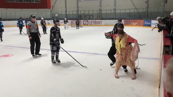 Nespokojná matka vrthla priamo na ľad.