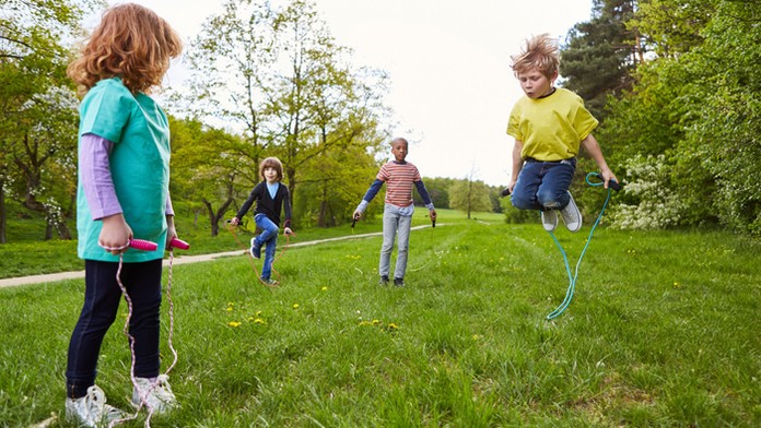 Preplnená pláž v britskom Brightone.