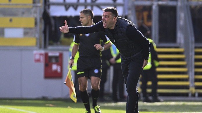 VIDEO: Neuniesol prehru proti Dudovi a Suslovovi, hlavou udrel hráča. Taliani už trénera vyhodili