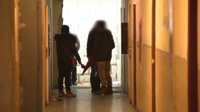 Reportérka Reflexu Kristína Kövešová medzi dílermi v bratislavskom Pentagone.