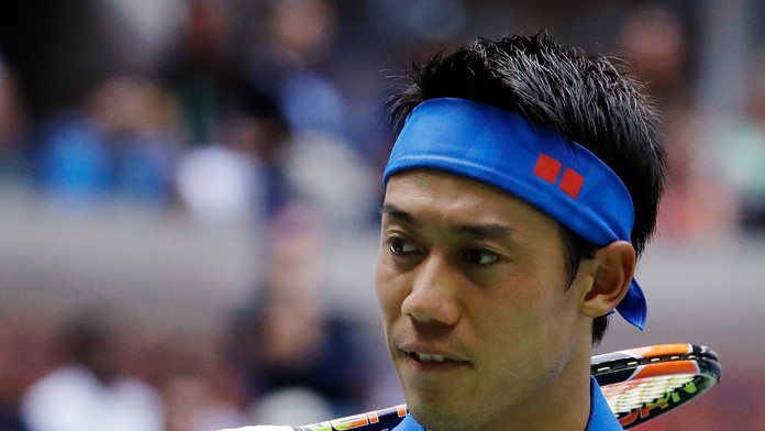 Japonský tenista Kei Nišikori si položil raketu na rameno počas štvrťfinále proti Britovi Andymu Murraymu na US Open.