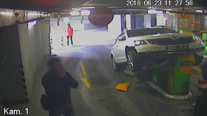 Auto skončilo na rampe v parkovacom dome v Žiline.