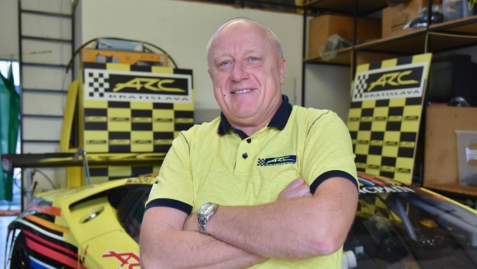 Automobilový pretekár Miroslav Konôpka počas  oznámenia štartu prvého slovenského tímu ARC Bratislava na pretekoch 24 hodín Le M