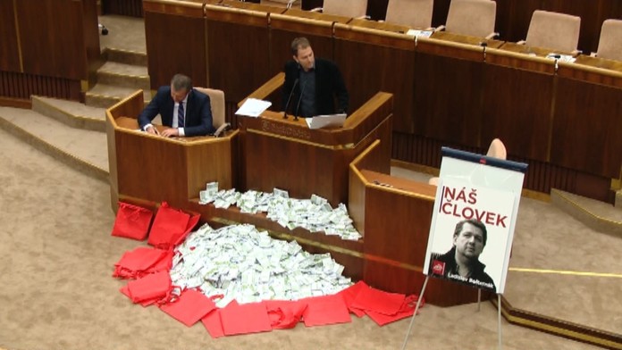 Falošné bankovky pred rečníckym pultom