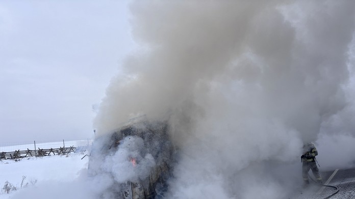 FOTO: Požiar kamiónu na rýchlostnej ceste R4. Polícia odhalila príčinu