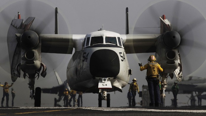 Americkí námorníci pripravujú vojenské lietadlo na útok