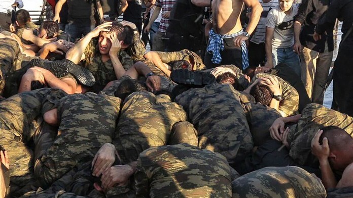 Lynčovanie pučistov v Turecku.