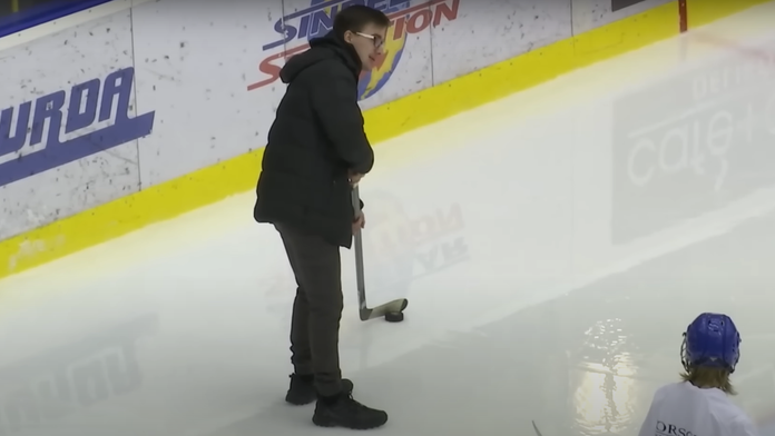 VIDEO: Takto sa to robí! Fanúšik si kúpil magazín za 30 korún, trafil nemožné a vyhral luxusné auto