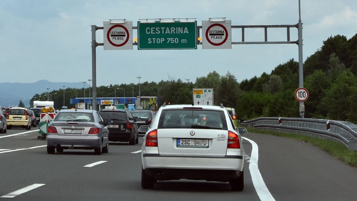 Na archívnej snímke kolóny na mýtnici Záhreb (Lučko) na chorvátskej diaľnici A1.