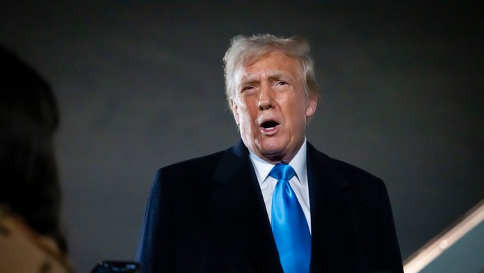 Na snímke americký prezident Donald Trump hovorí po prílete na leteckej základni Andrews v americkom štáte Maryland.