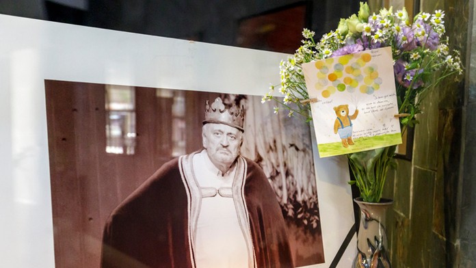 Fotografia Milana Lasicu a sviečky vo vchode do Štúdia L+S v Bratislave.