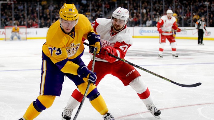 Na archívnej snímke atakuje slovenský útočník Tomáš Tatar (v bielom) hráča Los Angeles Kings Tylera Toffoliho (v žltom retro dre