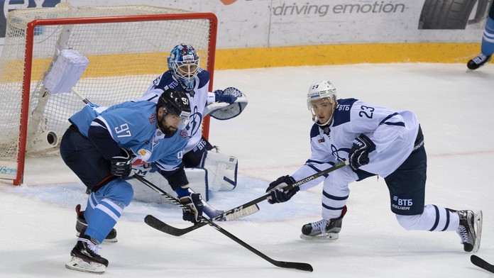 Dávid Buc (Slovan), brankár Alexander Jerjomenko a Jevgenij Mozer (obaja Dinamo).